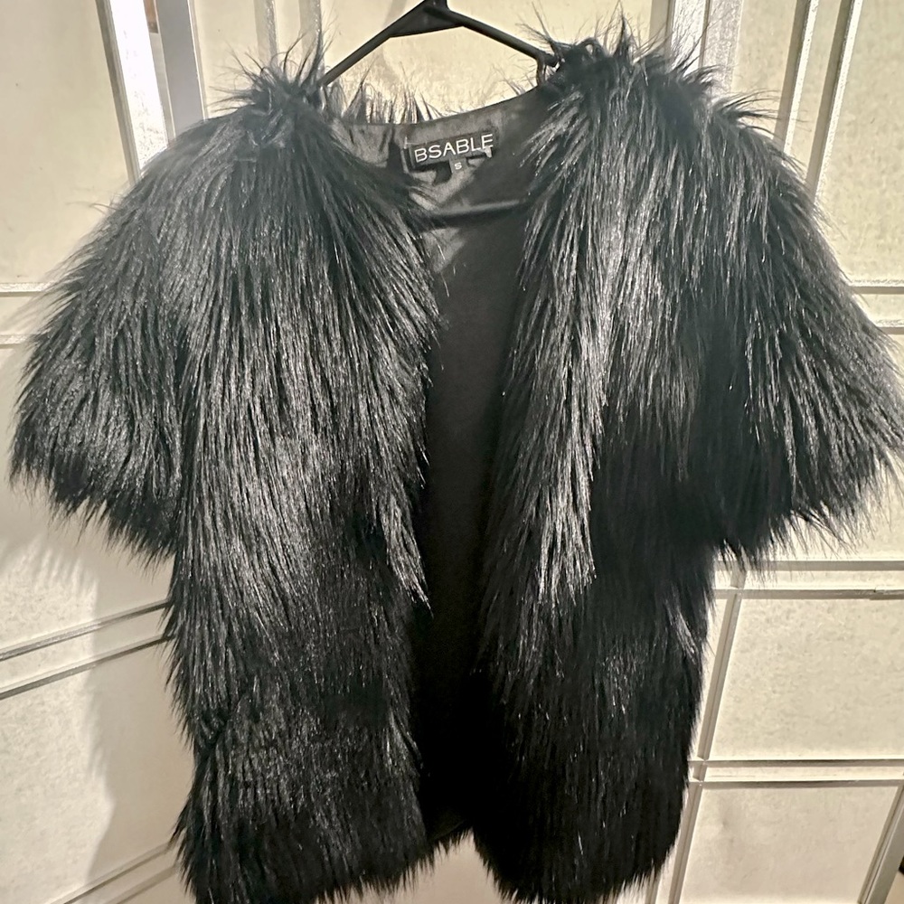 Bsable Short Sleeve Faux Fur Coat
